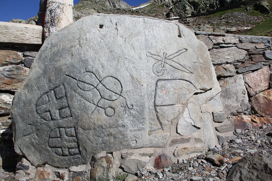 pietra di confine storica del XVI secolo Italia-Vallese